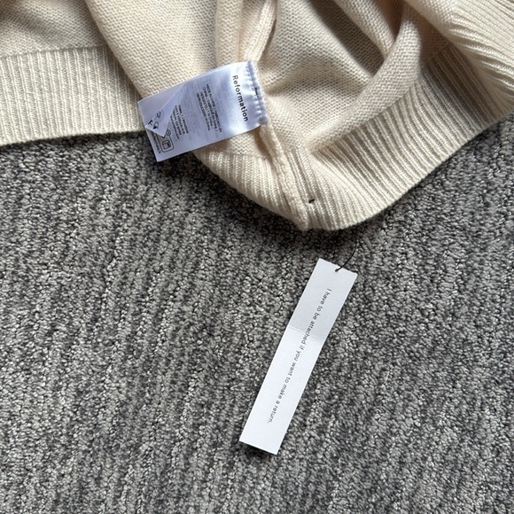 NWT CLARA CASHMERE SWEATER WITH RED BOW DETAIL - Picture 5 of 7